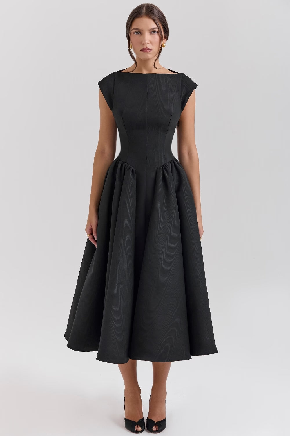 Elegant black square neck midi dress with cap sleeves and a voluminous skirt, ideal for formal occasions.